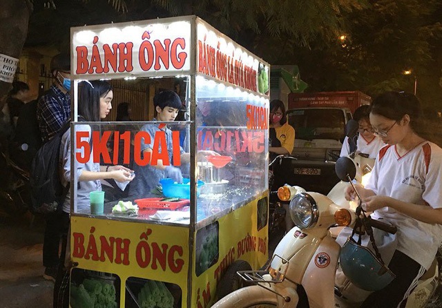 Bán bánh lạ bọc ống inox: Bám vỉa hè Hà Nội, chàng trai thu 70 triệu đồng/tháng - 6
Sinh viên, dân công sở khá thích thú với loại bánh này