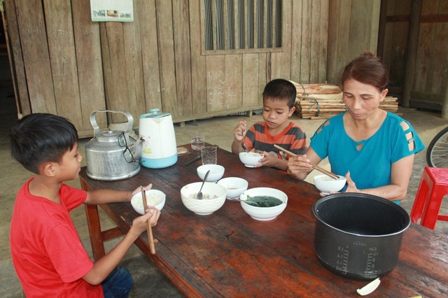 Không có bố, mẹ bỏ rơi, bé lớp 4 sống khốn khó bên người mợ ruột - 8 Hiếu không muốn vào chùa, cậu bé muốn sống cùng với chị Cư và hai người anh con của chị Cư.
