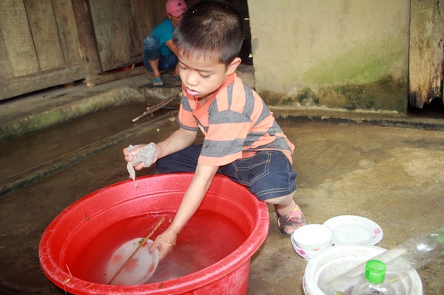 Không có bố, mẹ bỏ rơi, bé lớp 4 sống khốn khó bên người mợ ruột - 6 Từ mấy năm nay Hiếu cũng phụ giúp mợ việc nhà