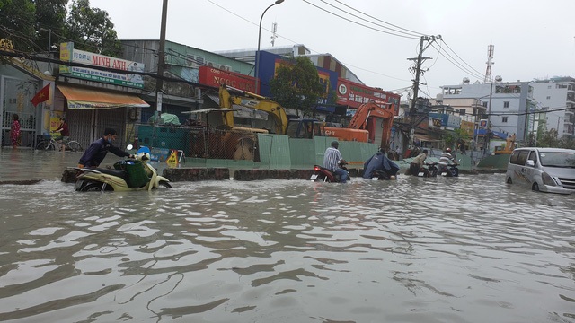 Sáng nay TPHCM nhiều nơi ngập sâu, kẹt xe kinh hoàng - 14 Sáng nay TPHCM nhiều nơi ngập sâu, kẹt xe kinh hoàng - 14