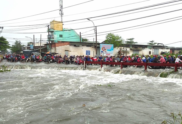 Thanh niên bị nước cuốn mất tích trong cơn mưa lớn ở Sài Gòn - 2 Đoạn kênh mà anh Long bị cuối trôi đến trưa nay nước vẫn chảy rất mạnh