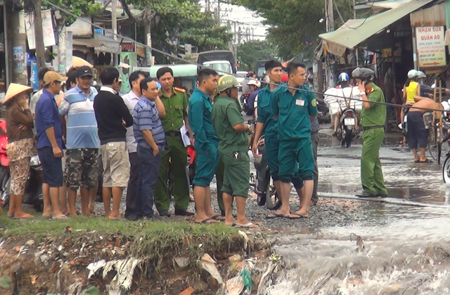Thanh niên bị nước cuốn mất tích trong cơn mưa lớn ở Sài Gòn - 4 Chính quyền địa phương đã cắt cử lực lượng đứng quanh khu vực này để nhắc nhở người dân