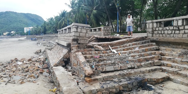 Vũng Tàu “ngổn ngang” sau bão số 9 - 5 Đường dẫn xuống bãi biển bị sóng đánh sập