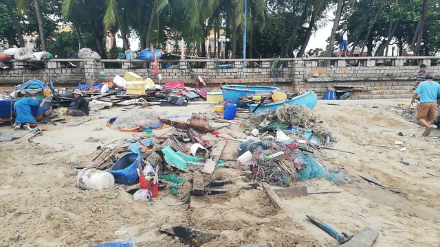 Vũng Tàu “ngổn ngang” sau bão số 9 - 6 Vũng Tàu “ngổn ngang” sau bão số 9 - 6