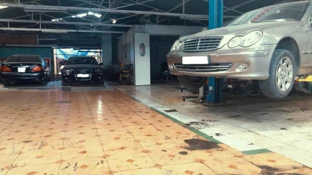 Các garage sửa xe ô tô tại TPHCM tấp nập khách sửa chữa, bảo dưỡng xe trong mùa mưa bão.