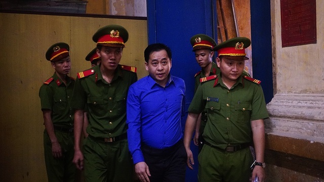 Những "gương mặt" xuất hiện trong ngày đầu xử đại án DongaBank và Vũ “nhôm” - 1
Khoảng 6h30, bị cáo Trần Phương Bình, Phan Văn Anh Vũ (Vũ “nhôm”) được dẫn giải đến tòa. Trong chiếc áo màu xanh, Vũ “nhôm” tươi cười chào người thân; còn Trần Phương Bình đầu tóc bạc trắng, gầy gò ốm yếu hơn rất nhiều so với thời gian bị bắt giam.