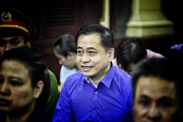 Những "gương mặt" xuất hiện trong ngày đầu xử đại án DongaBank và Vũ “nhôm” - 10 Ngay trong phần thẩm tra lý lịch, Vũ nói vụ án này làm oan bị cáo quá!
