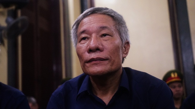 Những "gương mặt" xuất hiện trong ngày đầu xử đại án DongaBank và Vũ “nhôm” - 2 Vũ “nhôm” và Phạm Văn Phước (sinh năm 1962, nguyên giám đốc công ty cổ phần lương thực Nam Định) bị truy tố về tội lạm dụng chức vụ, quyền hạn chiếm đoạt tài sản.