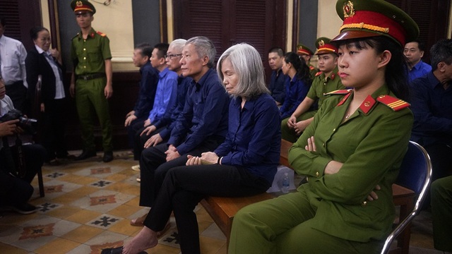 Những "gương mặt" xuất hiện trong ngày đầu xử đại án DongaBank và Vũ “nhôm” - 3 22 bị cáo còn lại bị truy tố về tội thiếu trách nhiệm gây hậu quả nghiêm trọng và cố ý làm trái quy định nhà nước trong quản lý kinh tế gây hậu quả nghiêm trọng.