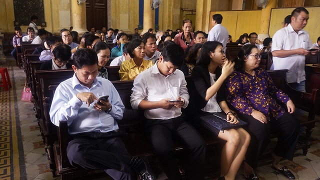 Những "gương mặt" xuất hiện trong ngày đầu xử đại án DongaBank và Vũ “nhôm” - 6 Tại phiên tòa hôm nay, nguyên đơn dân sự trong vụ án là Ngân hàng Đông Á có mặt. Ngoài ra, toà án còn triệu tập 352 đơn vị, cá nhân tham gia phiên toà với tư cách người có quyền, nghĩa vụ liên quan đến vụ án và là người làm chứng, tuy nhiên theo báo cáo của thư ký thì chỉ có 196 người có mặt.