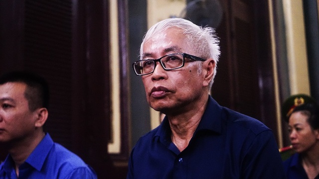 Những "gương mặt" xuất hiện trong ngày đầu xử đại án DongaBank và Vũ “nhôm” - 7 Theo cáo trạng, ông Trần Phương Bình đã tổ chức, chỉ đạo các hoạt động ngân quỹ và đầu tư tại DongABank, lạm dụng tín nhiệm chiếm đoạt tài sản gây thiệt hại cho ngân hàng này hơn 3.608 tỉ đồng, bao gồm 1.160 tỉ đồng trong việc ông Bình mua hơn 74.000 cổ phần DongABank; 437 tỉ đồng và 650 lượng vàng chi lãi ngoài; hơn 24 triệu USD và hơn 15.000 lượng vàng trong việc kinh doanh ngoại hối và kinh doanh vàng tài khoản trái phép...