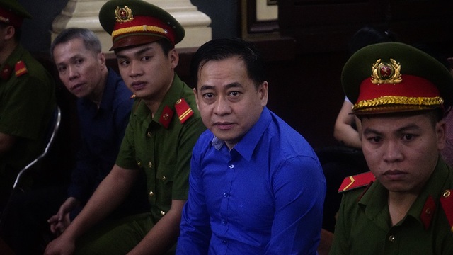 Những "gương mặt" xuất hiện trong ngày đầu xử đại án DongaBank và Vũ “nhôm” - 9 Trong phần kiểm tra căn cước, bị cáo Phan Văn Anh Vũ trả lời rành mạch HĐXX, cho biết ngoài tên trên, Vũ còn có 2 tên khác là Phan Văn Sáu và Trần Đại Vũ.