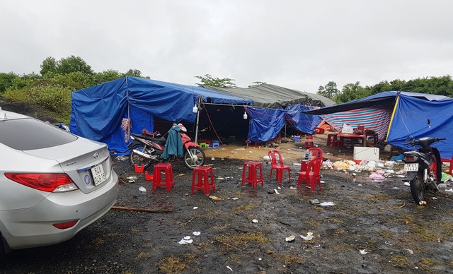 Bắt giữ vụ đánh bạc quy mô lớn, thu giữ gần 30 ô tô - 1 Các đối tượng dựng lều trại để đánh bạc