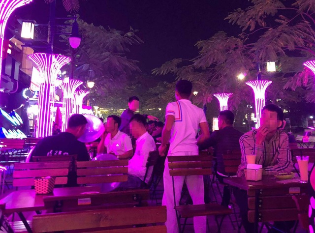 Bóng cười đang “tấn công” giới trẻ - 2
Khách vô tư hít bóng cười tại một quán bar ở Bãi Cháy.