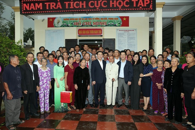 Phó Thủ tướng ngạc nhiên trước sức bật của thôn từng nghèo khó bậc nhất vùng rốn lũ - 5
Phó Thủ tướng chụp hình lưu niệm sau khi biểu dương cấp ủy, chính quyền, bà con nhân dân thông Nam Trà