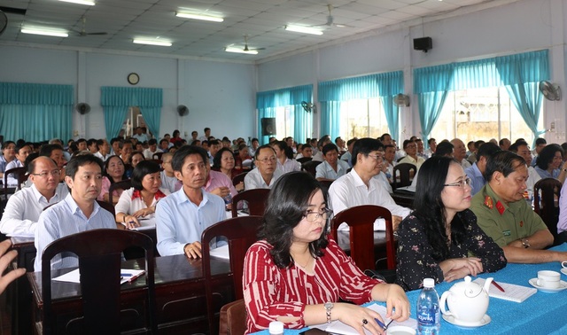 Chủ tịch Quốc hội: Cải cách là phải tiến bộ chứ không phải thụt lùi, xóa bỏ! - 1 Quang cảnh buổi tiếp xúc cử tri ngày 27/11 tại Cần Thơ