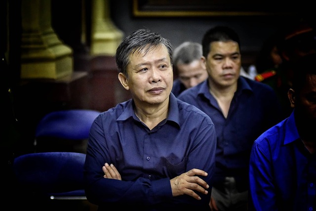 Vũ "nhôm" và Trần Phương Bình “bắt tay” rút tiền của ngân hàng - 3
Bị cáo Nguyễn Hồng Ánh - nguyên cán bộ Công an TPHCM.