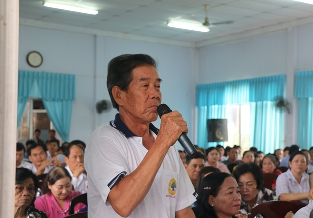 Chủ tịch Quốc hội: Cải cách là phải tiến bộ chứ không phải thụt lùi, xóa bỏ! - 2
Cử tri phường Lê Bình nêu ý kiến với Chủ tịch QH