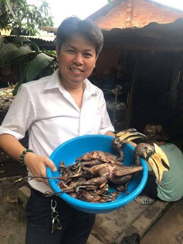 Thực hư hình ảnh giám đốc giơ chim quý trụi lông mời nhậu - 1
Hình ảnh người đàn ông khoe 2 con chim hồng hoàng quý hiếm bị vặt trụi lông làm mồi nhậu gây phản cảm trên mạng xã hội