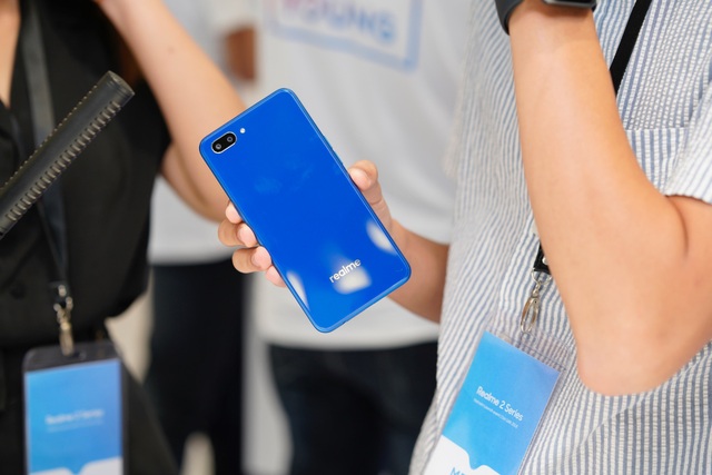 Realme C1 màu xanh trong sự kiện ra mắt giữa tháng 10/2018