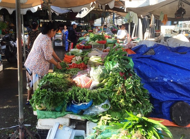 Sau bão, giá rau ở chợ “đội thêm” 5.000 đồng/kg, giá siêu thị không tăng - 2 Một sạp kinh doanh rau tại chợ Hòa Hưng (quận 10) đang bán rau với giá tăng từ 1.000 – 2.000 đồng/1kg so với ngày bình thường.