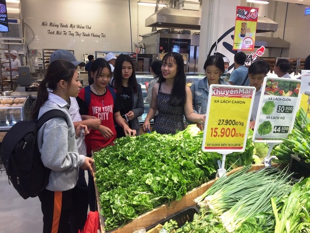 Giá rau xanh và thực phẩm tươi sống tại các siêu thị vẫn ổn định và không tăng.