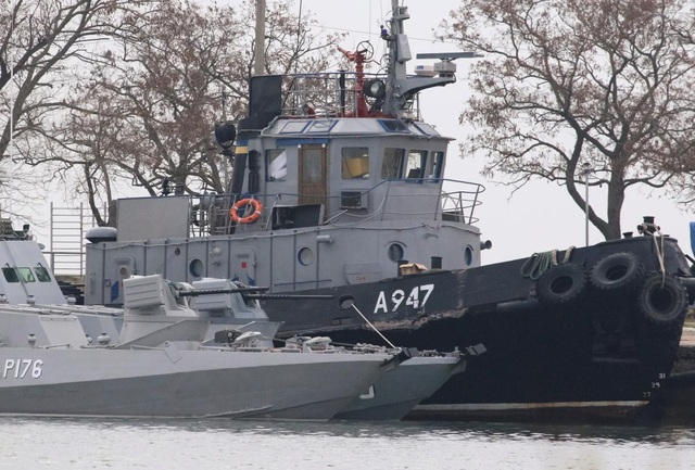 Nga sẽ xét xử 24 thủy thủ tàu Ukraine xâm phạm lãnh hải - 1 Ba tàu hải quân của Ukraine bị Nga tạm giữ (Ảnh: Reuters)