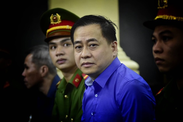 Vũ "nhôm" và Trần Phương Bình “bắt tay” rút tiền của ngân hàng - 8
Luật sư bào chữa cho Vũ nhôm tung chứng cứ mới nhưng không được HĐXX chấp nhận