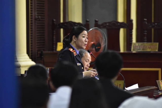 Vũ "nhôm" và Trần Phương Bình “bắt tay” rút tiền của ngân hàng - 9
Đại diện Viện kiếm sát công bố cáo trạng
