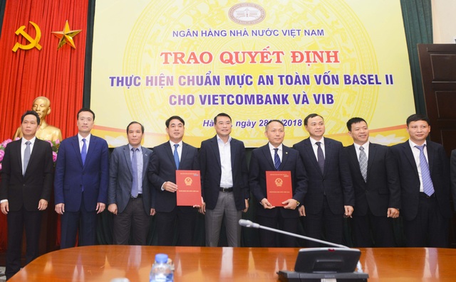 Ngân hàng đầu tiên đáp ứng chuẩn mực Basel II tại Việt Nam - 2
Thống đốc NHNN Việt Nam Lê Minh Hưng (đứng giữa) cùng Phó Thống đốc NHNN Đoàn Thái Sơn (thứ 3 từ trái sang) chúc mừng và chụp ảnh lưu niệm cùng Ban Lãnh đạo Vietcombank và các đại biểu