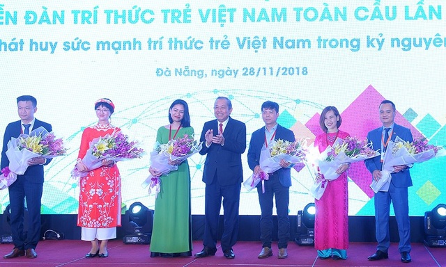 Phó Thủ tướng: “Trí thức trẻ dù sống ở đâu đều là tinh hoa, vốn quý của đất nước” - 2 Phó Thủ tướng Trương Hoà Bình tặng hoa cho các trí thức trẻ về dự Diễn đàn Trí thức trẻ Việt Nam toàn cầu