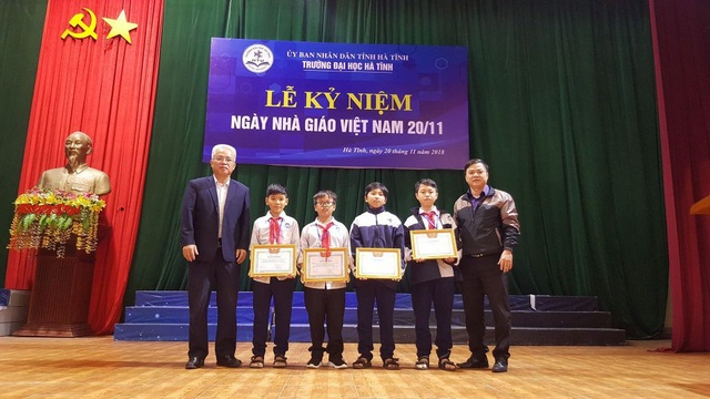 Khen thưởng nhóm học sinh nhặt được của rơi trả lại người đánh mất - 1 Từ trái qua phải 4 em học sinh Đặng Sỹ Trường Huy, Đậu Việt Long, Nguyễn Văn Tiến Chiến và Trương Hữu Ngọc Châu đã được nhà trường tặng Giấy khen