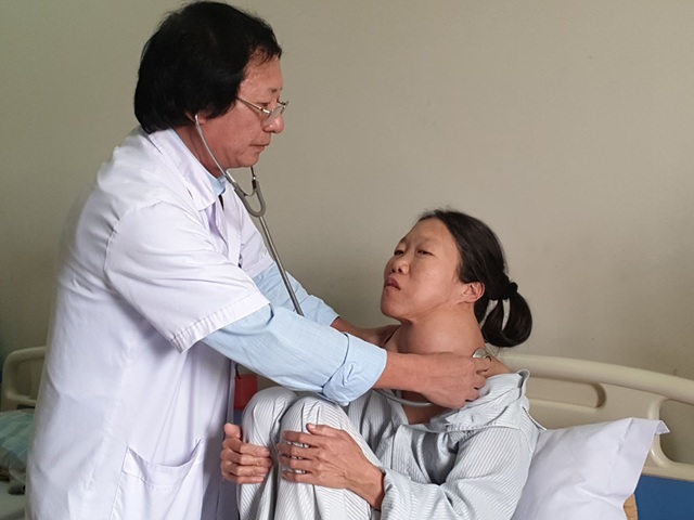 Người phụ nữ khó thở, nuốt nghẹn vì mang khối u khổng lồ suốt 20 năm - 1 Người phụ nữ khó thở, nuốt nghẹn vì mang khối u khổng lồ suốt 20 năm - 1