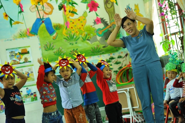 Bị ung thư, cô giáo mầm non vẫn gắng gượng ươm mầm xanh cho đời - 3 Dù mắc bệnh ung thư tuyến giáp nhưng ngày ngày cô Nhung vẫn đến trường, bám lớp để ươm những mầm xanh tương lai.