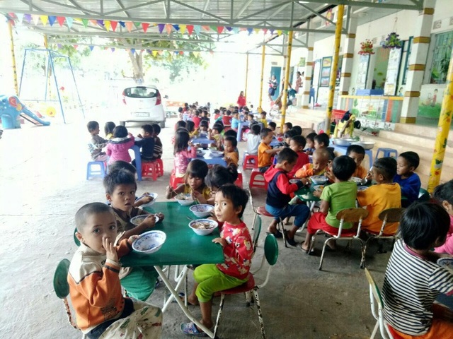 Nhiều trường mầm non thiếu cô nuôi, giáo viên đứng lớp kiêm... “đứng bếp” - 2 Tình trạng thiếu nhân viên nuôi dưỡng xảy ra tại nhiều địa phương.