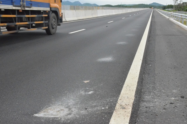 Xuất hiện nhiều điểm bong tróc trên cao tốc Đà Nẵng - Quảng Ngãi - 1 Tại Km 107, cao tốc Đà Nẵng - Quảng Ngãi xuất hiện nhiều điểm bong tróc bất thường trên mặt đường.