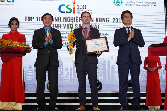 Vinh danh DN Việt Nam điển hình phát triển bền vững - 1
Chủ tịch Tổng Liên đoàn Lao động Bùi Văn Cường và Chủ tịch VCCI Vũ Tiến Lộc trao tặng danh hiệu Doanh nghiệp Bền vững nhất Việt Nam năm 2018 (lĩnh vực sản xuất) cho đại diện HEINEKEN Việt Nam