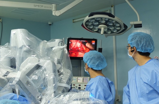 Cuộc phẫu thuật khẩn bằng robot đã giúp mẹ con bệnh nhân thoát khỏi nguy hiểm