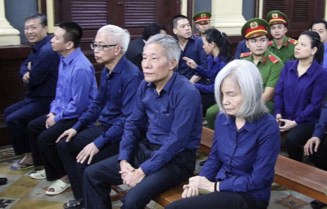 Dính đến Vũ Nhôm: Sếp nữ quyền lực 1 thời tàn tạ không thể tin nổi - 4
Bà Nguyễn Thị Kim Xuyến cùng các đồng phạm tại phiên xử.