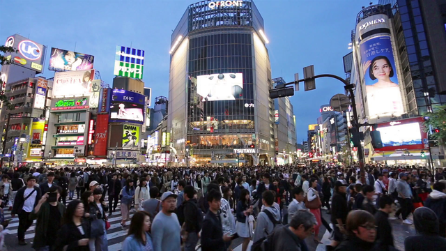 Tokyo quá tải, Nhật Bản tính trả tiền cho cư dân chuyển đi nơi khác sống - 1
Giao lộ Shibuya, một trong những nơi đông đúc nhất tại Tokyo, nơi có thể có tới hàng nghìn người đi bộ qua lại mỗi khi đèn xanh bật sáng. (Ảnh: VideoBlocks)
