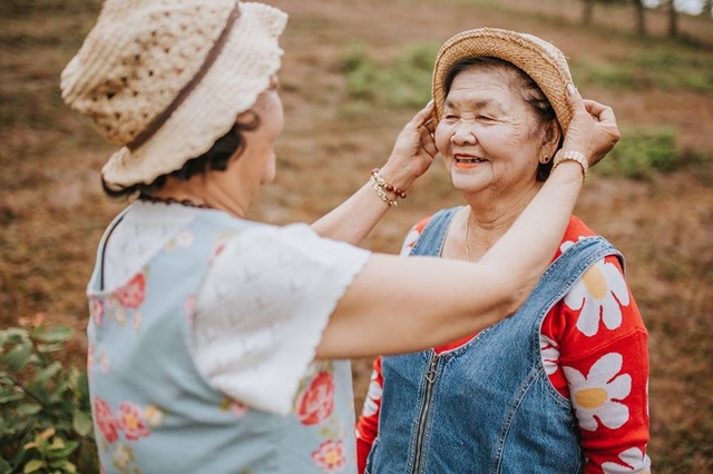Bộ ảnh hai cụ bà U80 nắm tay nhau đi du lịch Đà Lạt gây “sốt” cộng đồng - 7 Bộ ảnh được lên ý tưởng một cách ngẫu hứng, không thông báo trước với hai cụ. “Mình không đề xuất trước, mà dẫn hai mẹ đi chơi rồi mới nói. Hai bà vui vẻ đồng ý ngay, mình chỉ trang điểm chút chút chứ không cầu kỳ”, chị Thảo nói.