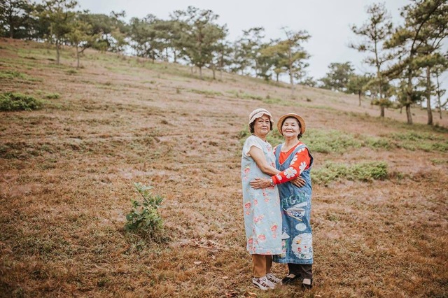 Bộ ảnh hai cụ bà U80 nắm tay nhau đi du lịch Đà Lạt gây “sốt” cộng đồng - 9 Ngoài đời, hai bà cũng rất thân thiết, dù không ở gần nhau và cũng không thường xuyên gặp nhưng có chuyện gì cũng tâm sự, chia sẻ với nhau.