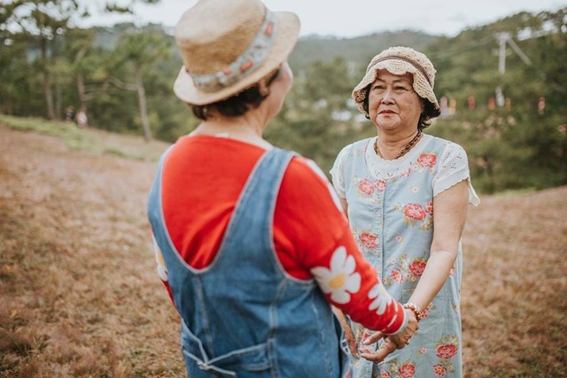 Bộ ảnh hai cụ bà U80 nắm tay nhau đi du lịch Đà Lạt gây “sốt” cộng đồng - 4 “Bình thường, mình chỉ chụp ảnh cưới, đây là lần đầu tiên mình chụp các cụ đã lớn tuổi. Dù là người mẫu “nghiệp dư” nhưng bù lại các cụ tạo dáng rất tự nhiên nên mình bắt được nhiều khoảnh khắc ấn tượng”, Hậu nói.