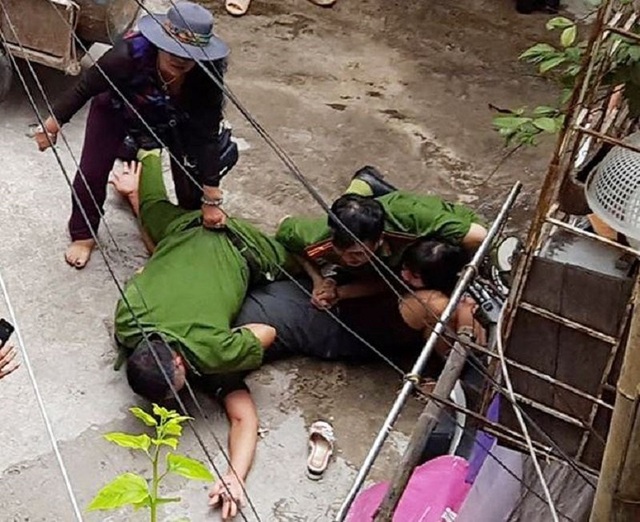 Hà Nội: Ba mẹ con vướng vòng lao lý vì… chiếc đồng hồ nước? - 2 Hình ảnh xô xát giữa gia đình bị cáo Nguyệt và cơ quan chức năng (Ảnh: CTV).