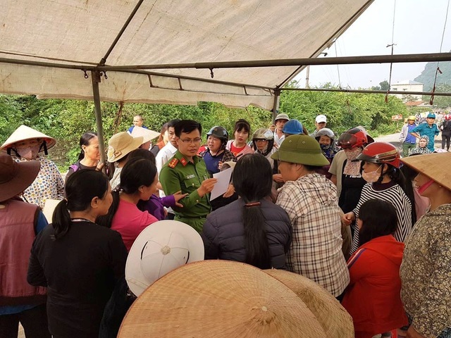 Doanh nghiệp xây đài hóa thân lúc nửa đêm, dân đốt đuốc phản đối - 8 Lực lượng Công an có mặt tại hiện trường để ghi nhận sự việc.