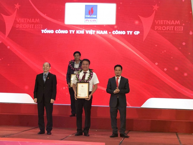 Vietnam Report vinh danh PVN đứng đầu Top 500 doanh nghiệp có lợi nhuận tốt nhất Việt Nam năm 2018 - 2
Đại diện lãnh đạo PV GAS nhận vinh danh từ Ban Tổ chức