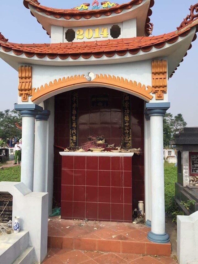 Hàng loạt bát hương trên các ngôi mộ bị vỡ sau một đêm - 1
Rất nhiều bát hương trên các ngôi mộ ở thôn Nghĩa Trang (Hưng Yên) bị vỡ tan tành chỉ sau một đêm (Ảnh: CTV).