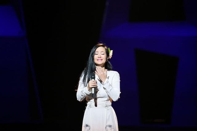 Vừa ra viện, Diva Hồng Nhung vẫn hát hết mình trên sân khấu - 2 Dù sức khỏe không tốt, Hồng Nhung vẫn cố gắng tròn vai trên sân khấu.