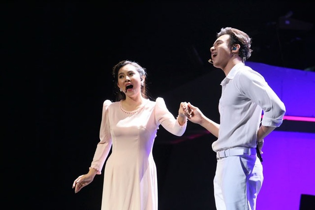 Vừa ra viện, Diva Hồng Nhung vẫn hát hết mình trên sân khấu - 5 Đông Hùng- Bảo Trâm.