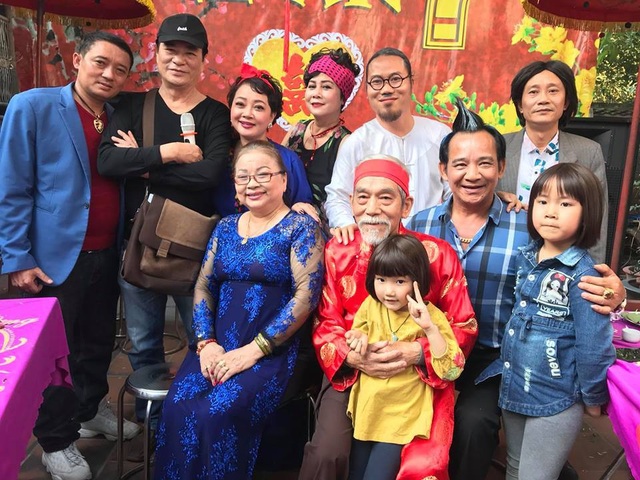 Nghệ sĩ Mai Ngọc Căn bị ung thư di căn vẫn trốn viện tham gia hài tết - 3 Nghệ sĩ Ngọc Căn cùng ê-kíp phim hài tết Cưới ngay kẻo ế trong ngày đóng máy.